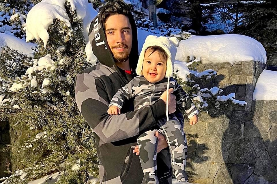 El cantante, Alex Fernández, pasará su primera Navidad como papá en la nieve junto a su esposa e hija; adoptará el rol de Santa.