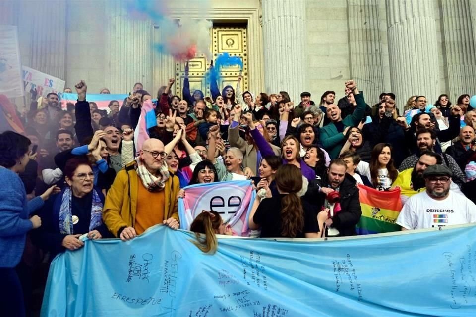 Legisladores españoles aprobaron un proyecto de ley de derechos de las personas transgénero que permite que cualquier persona mayor de 16 años pueda cambiar género en su documento de identidad.