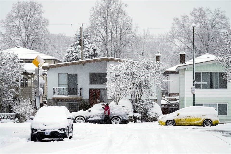 El frío extremo y la nieve cubren gran parte de Estados Unidos, elevando los precios de la energía.