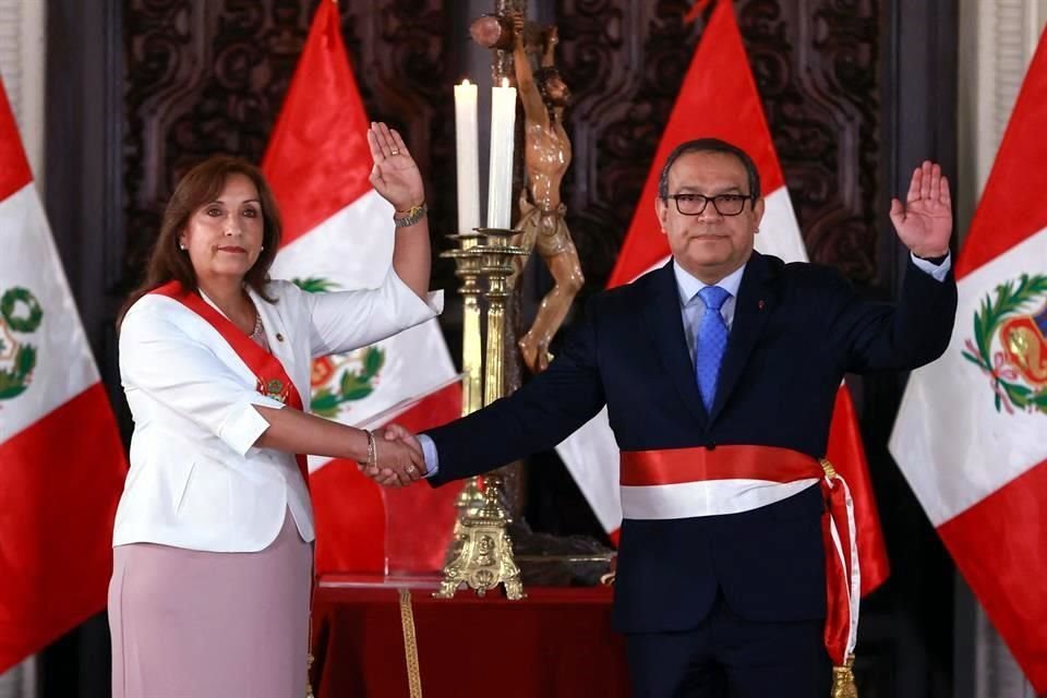 La Presidenta de Perú, Dina Boluarte junto con Alberto Otarola, su nuevo presidente juramentado de su equipo ministerial.