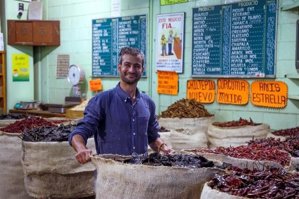 Arriesgado y largo es el peregrinaje de aromáticos ingredientes que perfuman las mesas navideñas; pocos lo conocen como Karim Aly, experto en especias.