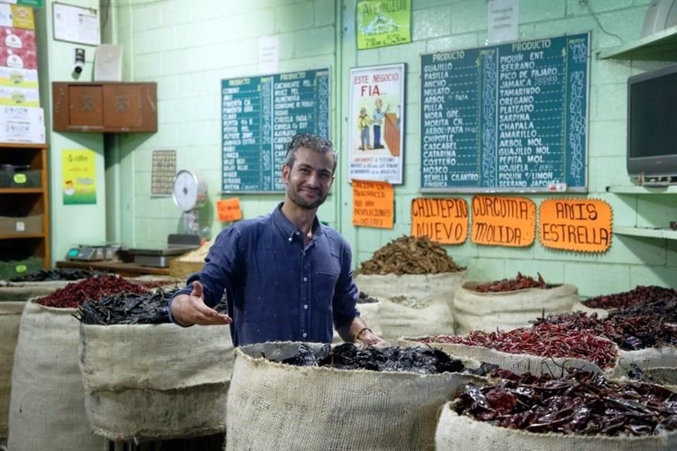 Karim Aly, nacido en Egipto, es el único attar en México. Dedica sus días a preparar combinaciones de especias como el zattar o el chai de Masala, entre otras mezclas exquisitas.