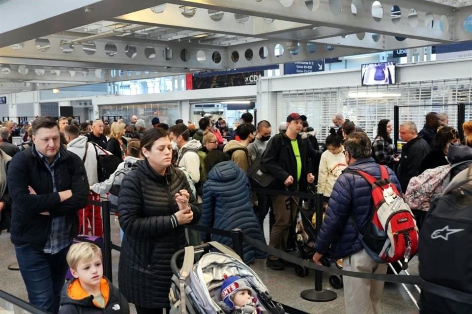 Una tormenta invernal causó la cancelación de 2,700 vuelos para hoy y mañana, interrumpiendo los planes de miles de viajeros.