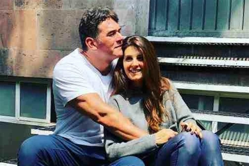 A su llegada al Aeropuerto de la Ciudad de México, los actores Mayrín Villanueva y Eduardo Santamarina fueron asaltados.