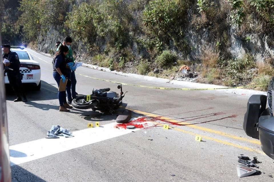 Un motociclista perdió el control en un curva y se estrelló de frente contra un vehículo de carga, a la altura del poblado San Andrés Totoltepec.