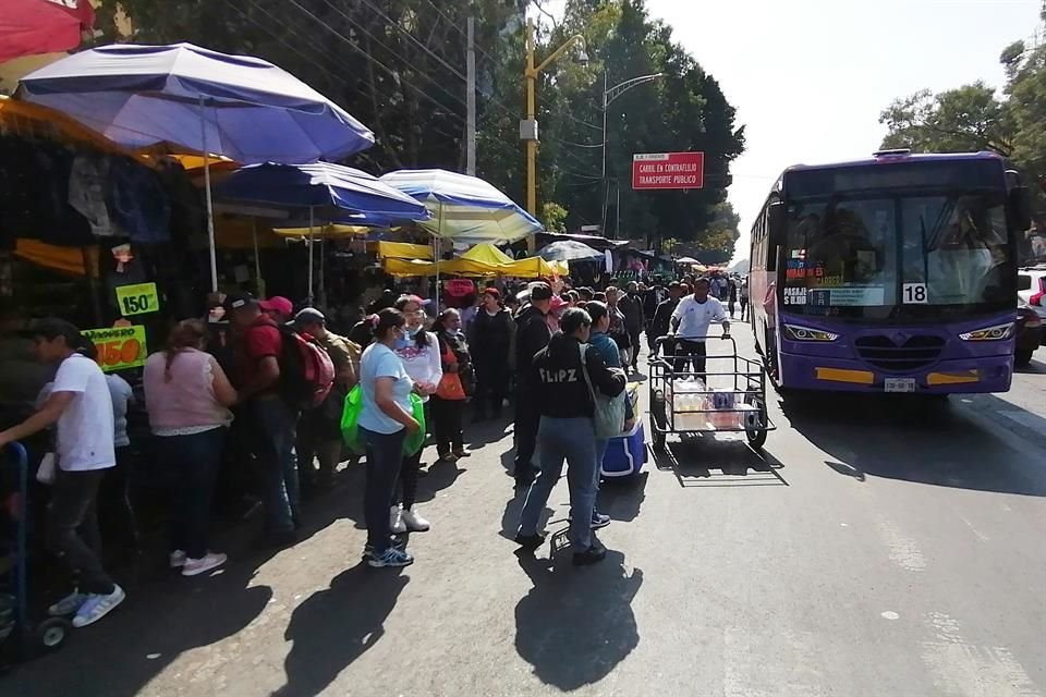 En el caso de Circunvalación, el comercio obliga a los compradores a caminar sobre el arroyo vehicular.