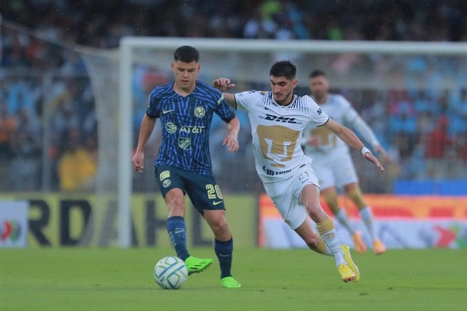 Pumas y América se enfrentan en el Olímpico Universitario.