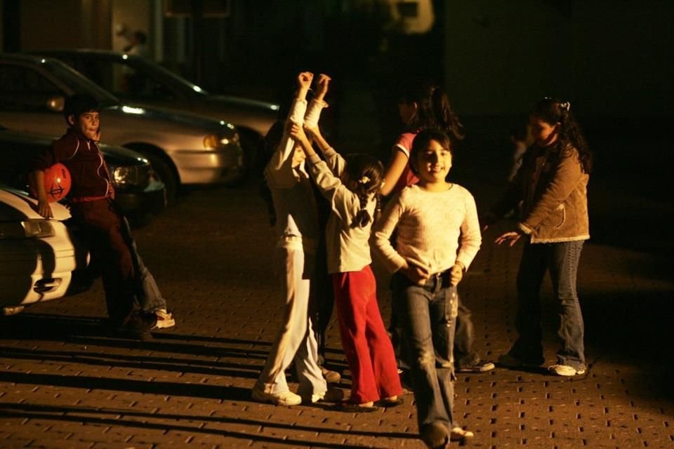Jugar futbol en la calle, y que los vecinos se quejen por ello, podría ser motivo de multas en Zapopan.