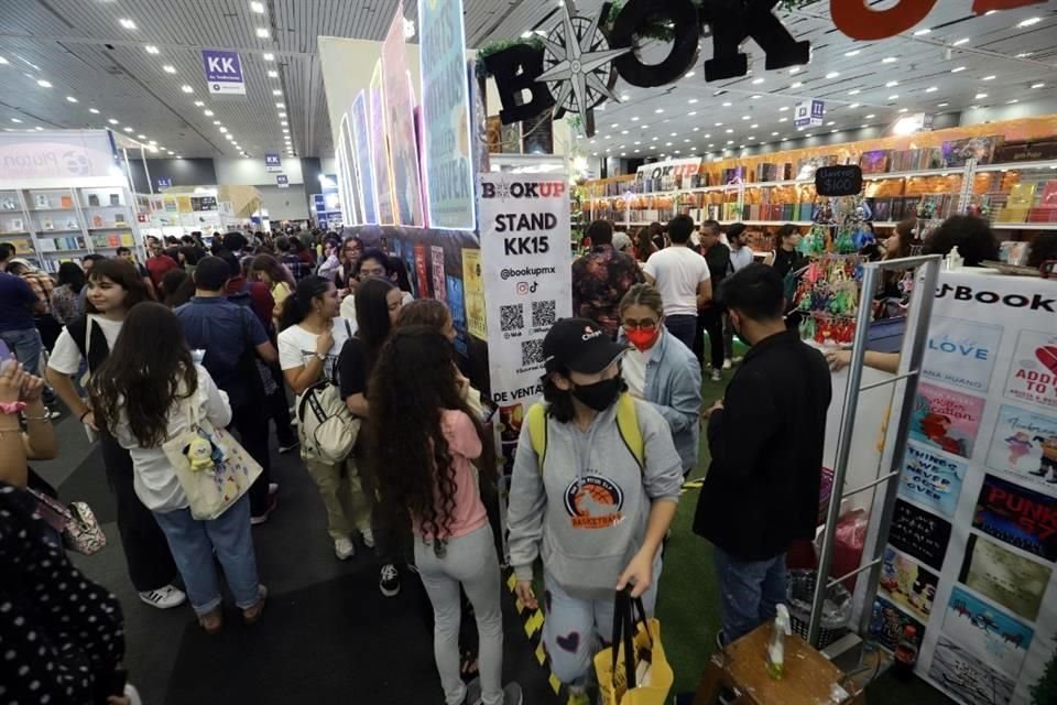 La amplia asistencia a la pasada Feria Internacional del Libro, en su regreso por completo presencial, fue signo del avance en la recuperación, estimaron profesionales del libro.