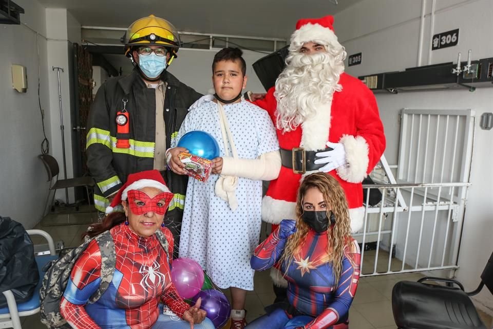 Previo al gran día, decidieron llevar el espíritu navideño al Hospital Civil.