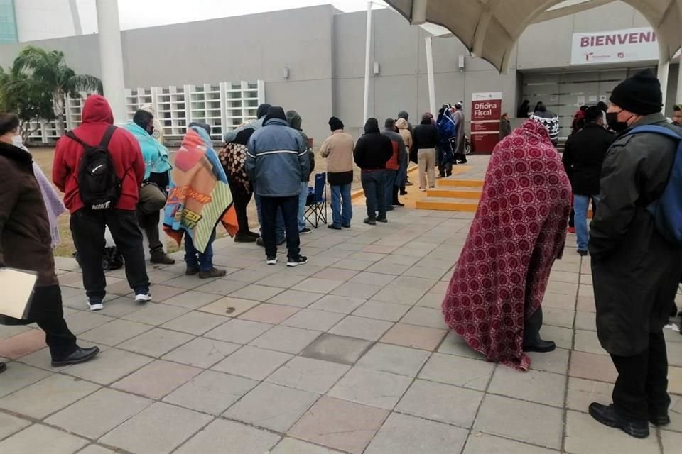 Decenas de contribuyentes retaron las bajas temperaturas de hoy y madrugaron para alcanzar un turno.