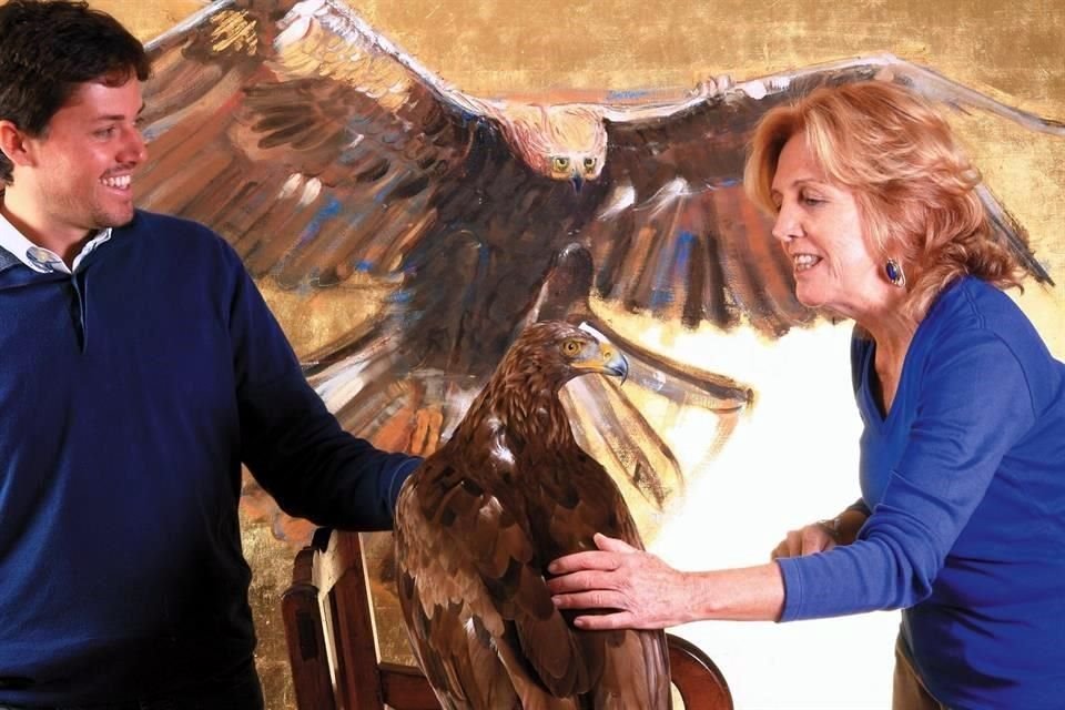 El cetrero Diego Rodríguez con Carmen Parra, acariciando un águila inca, motivo de algunos de los lienzos de la artista.