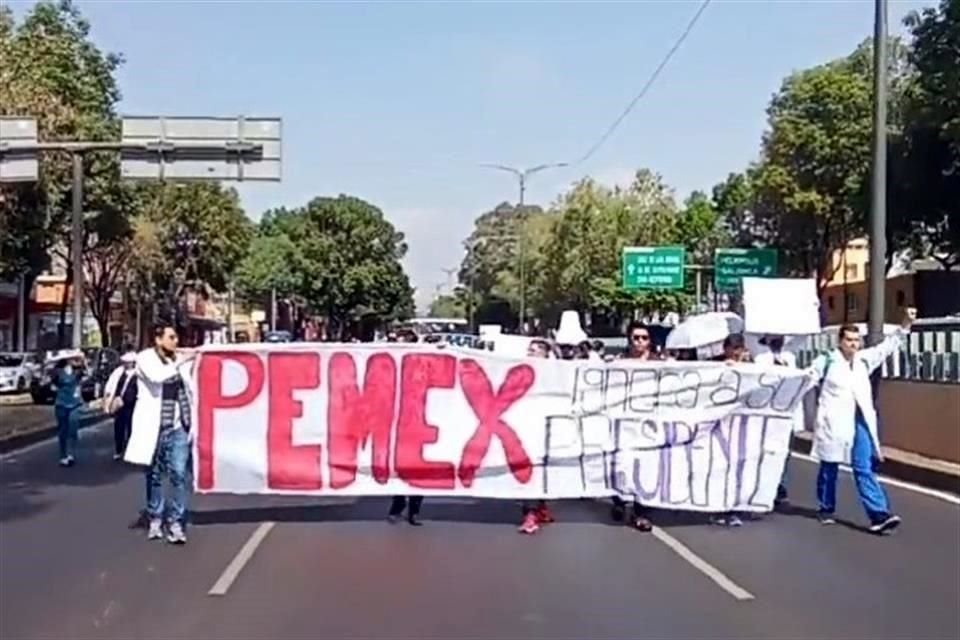 Alrededor de 120 médicos residentes de Pemex exigieron el pago de aguinaldos.