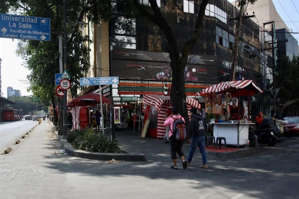 Locales de comida, ropa y zapatos están instalados entre la Glorieta de Insurgentes y Avenida Nuevo León.