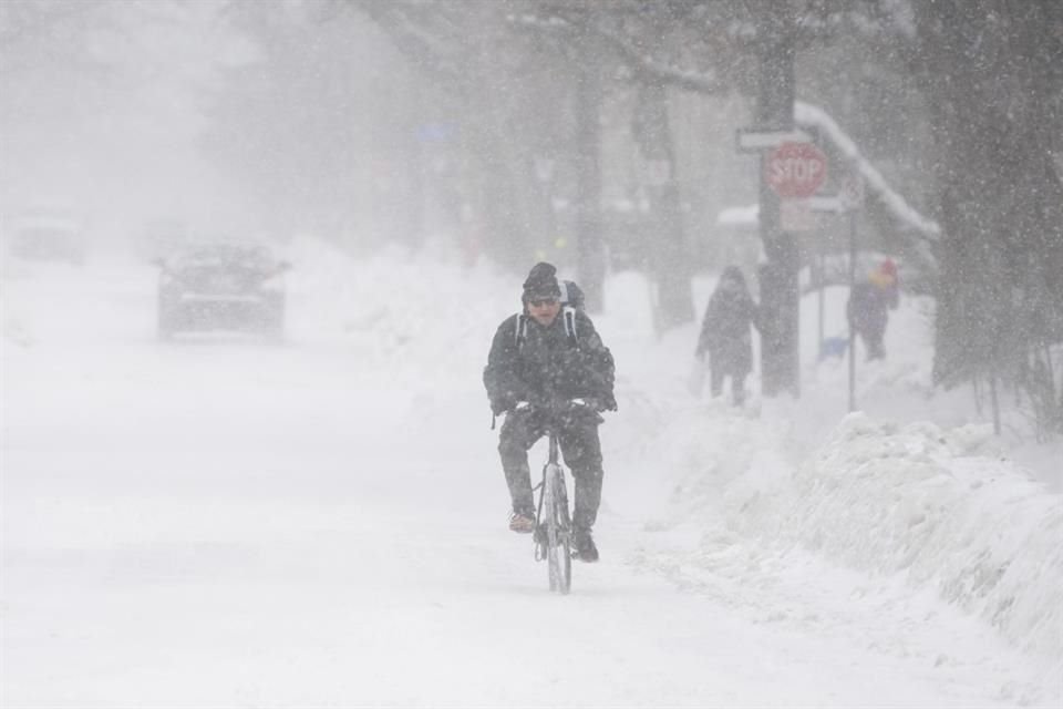 Las autoridades confirmaron al menos 23 muertes relacionadas con la tormenta en ocho estados.