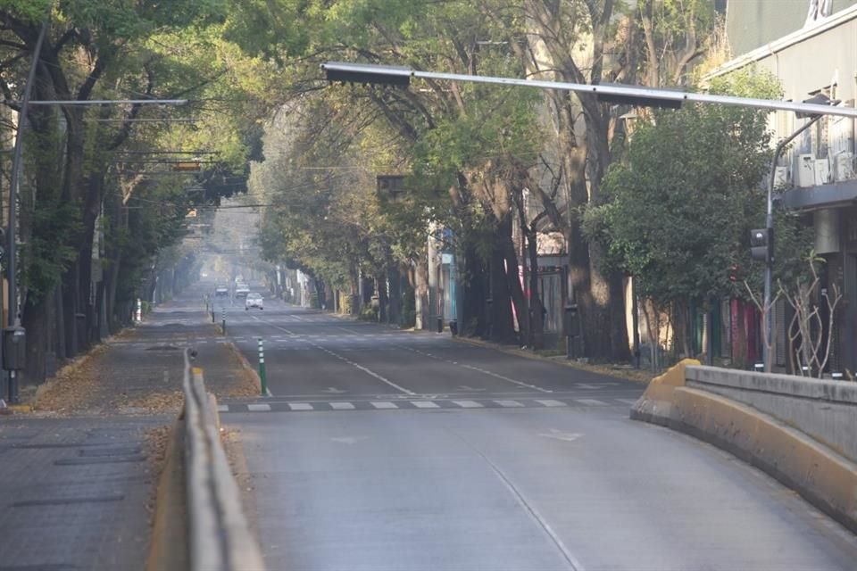 La Avenida Hidalgo, vista desde calle Donato Guerra, lució con pocos automóviles en Navidad.