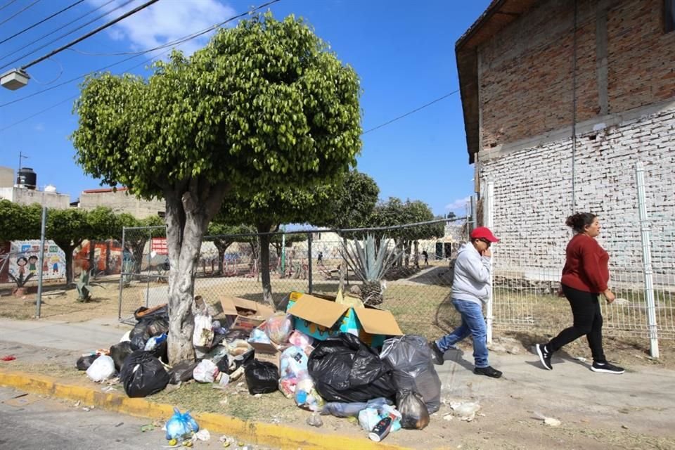 Basura en distintos puntos de la Calle Emiliano Zapata, cercano a la Calle Alberca, en la Colonia La Alberca, en Tonalá.