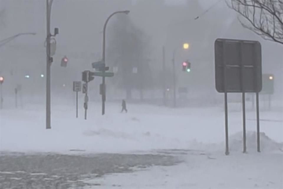 Fuertes vientos y nieve cubren las calles y vehículos en Buffalo, Nueva York.