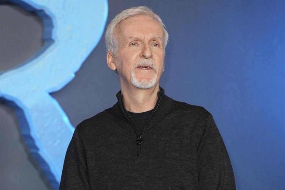 James Cameron responde que su objetivo es celebrar las culturas en las cintas de 'Avatar', tras acusaciones.