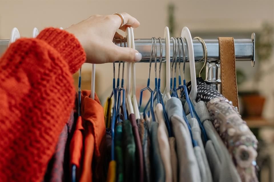 El experto afirmó que las principales razones para comprar ropa usada son el ahorro que genera por los descuentos que tiene.