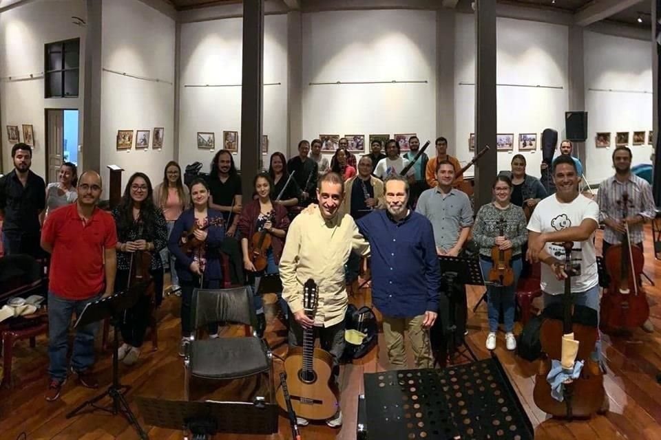 Fernando Mariña viajó a Cuba para trabajar en el disco con Leo Brouwer; en la imagen, ambos músicos al centro.