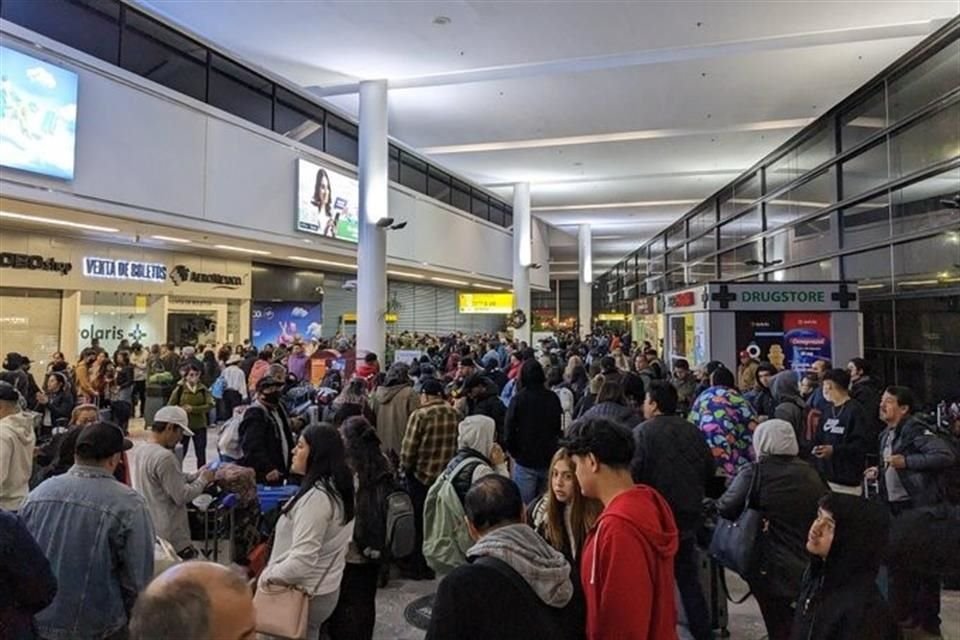 Cientos de viajeros que resultaron afectados por la cancelación de vuelos en Tijuana exigieron atención de hospedaje y alimentación.