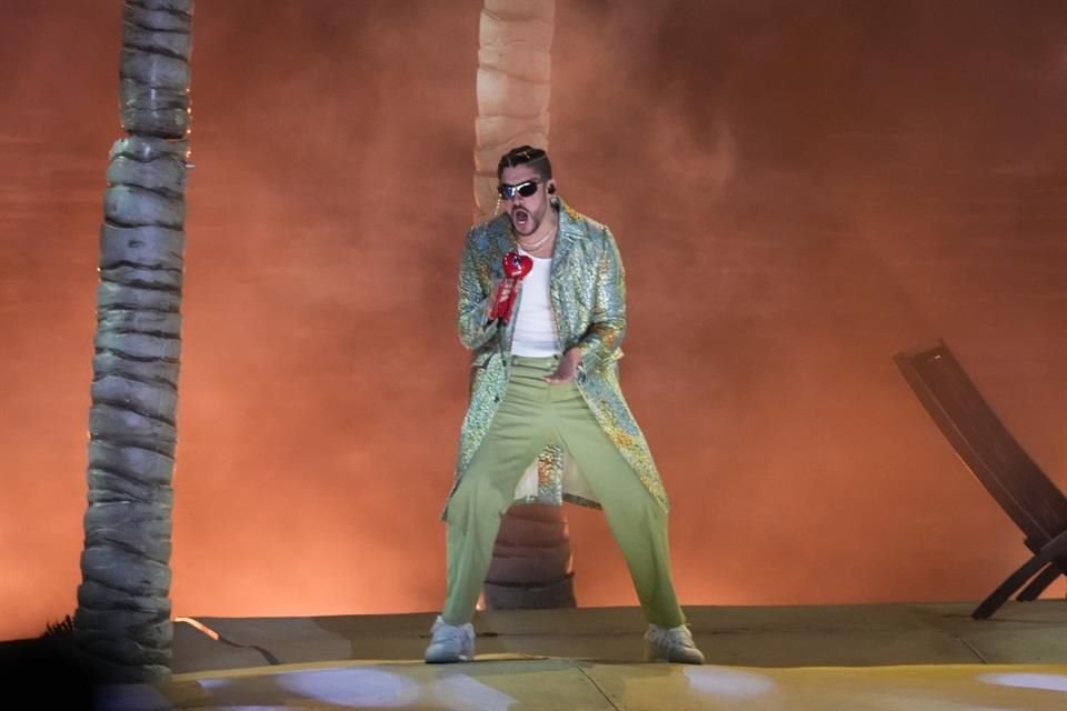 Bad Bunny dio un concierto sorpresa en el techo de una gasolinera en Puerto Rico junto a Arcángel para grabar el videoclip de 'La Jumpa'.