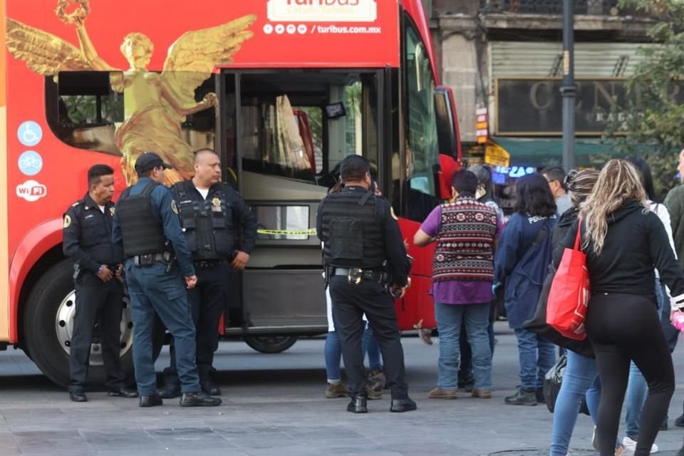 Paramédicos del ERUM intentaron brindarle los primeros auxilios pero la mujer falleció en el pasillo del primer piso de la unidad.