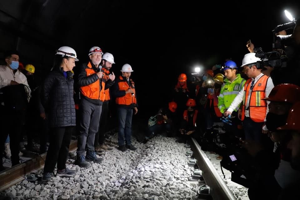 La Jefa de Gobierno ayer en un recorrido por el tramo subterráneo.