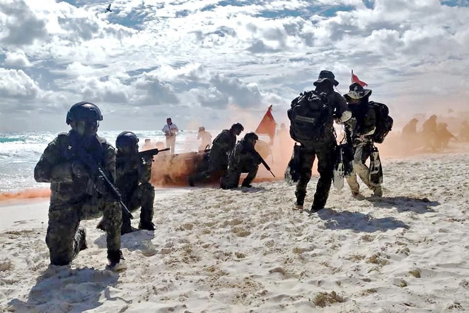La Secretaría de Marina (Semar) hizo una demostración en una playa de la zona hotelera de Cancún, Quintana Roo, para presumir las habilidades de sus elementos en caso de un evento.