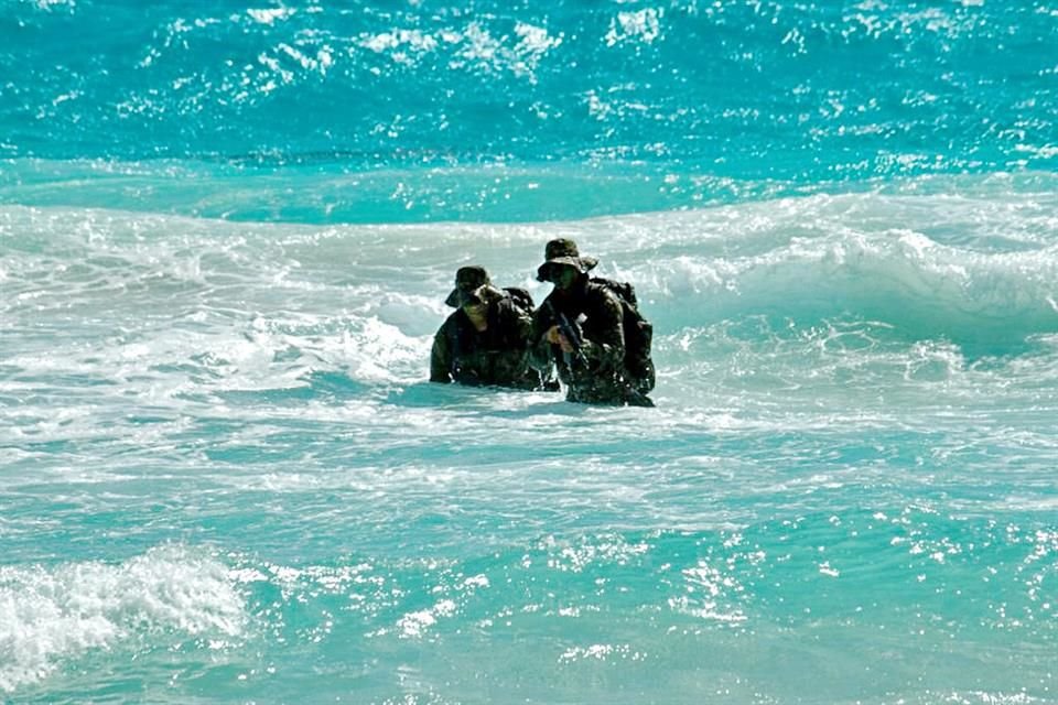 La exhibición, denominada 'Operación en el Mar', se trató de la recreación de una toma simbólica por asalto a la costa.