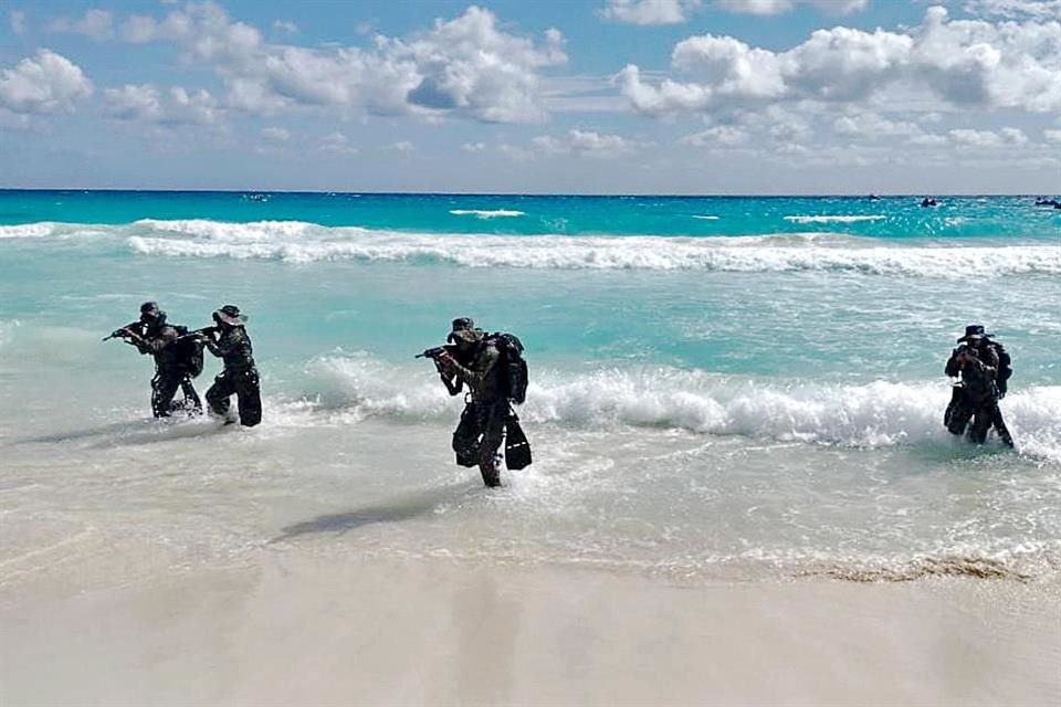 El simulacro se llevó a cabo este miércoles en la playa Gaviota Azul, ubicada en el kilómetro 9 del bulevar Kukulkán, en medio de los aplausos de los turistas.