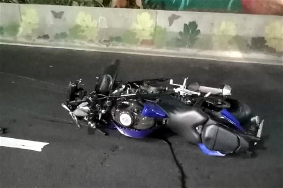 Tras chocar contra una camioneta de carga sobre Calzada de Tlalpan, en la Alcaldía Cuauhtémoc, un motociclista falleció al instante.