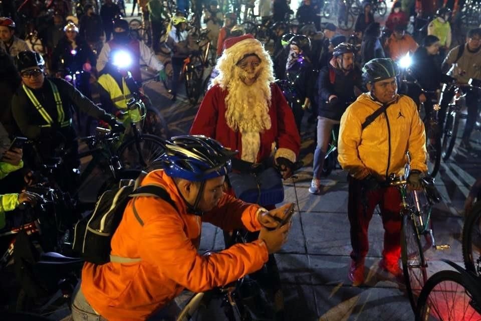 Ciclistas se reunieron en el Monumento a la Revolución para realizar la Rodada de los Deseos y pedir se detengan atropellamientos.