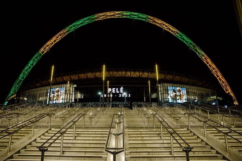 Wembley se iluminó en honor a Pelé, quien falleció este jueves.