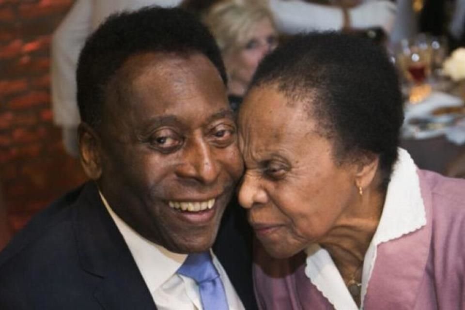 Pelé festejó el pasado 20 de noviembre el cumpleaños 100 de su madre.