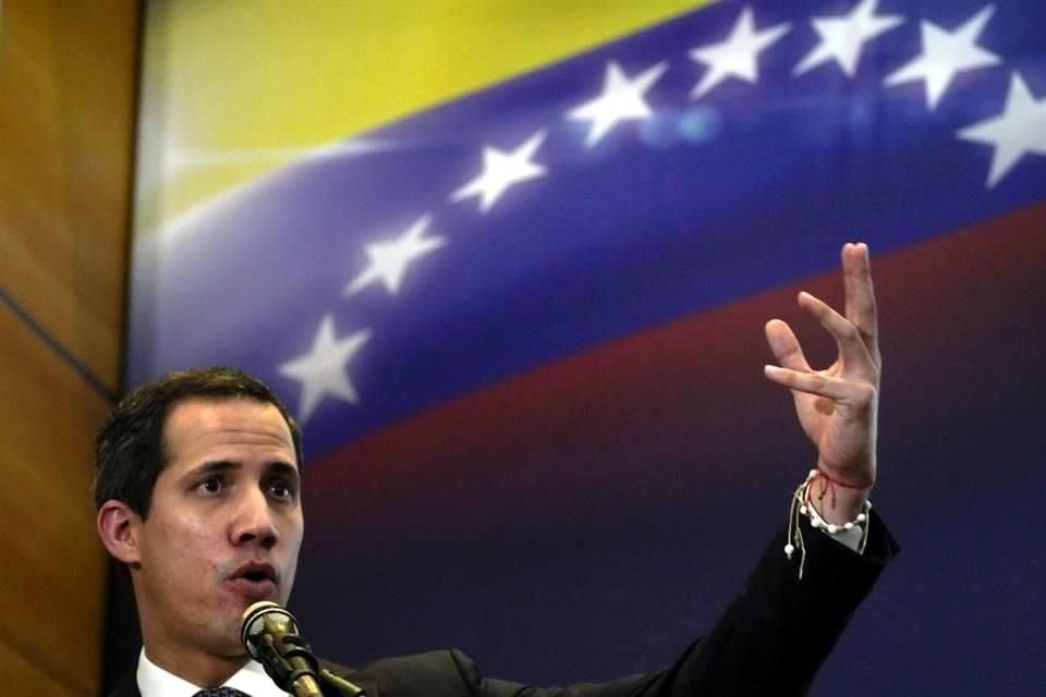 El líder opositor Juan Guaidó explica los ingresos y gastos de su autoproclamado gobierno paralelo en Caracas, Venezuela.