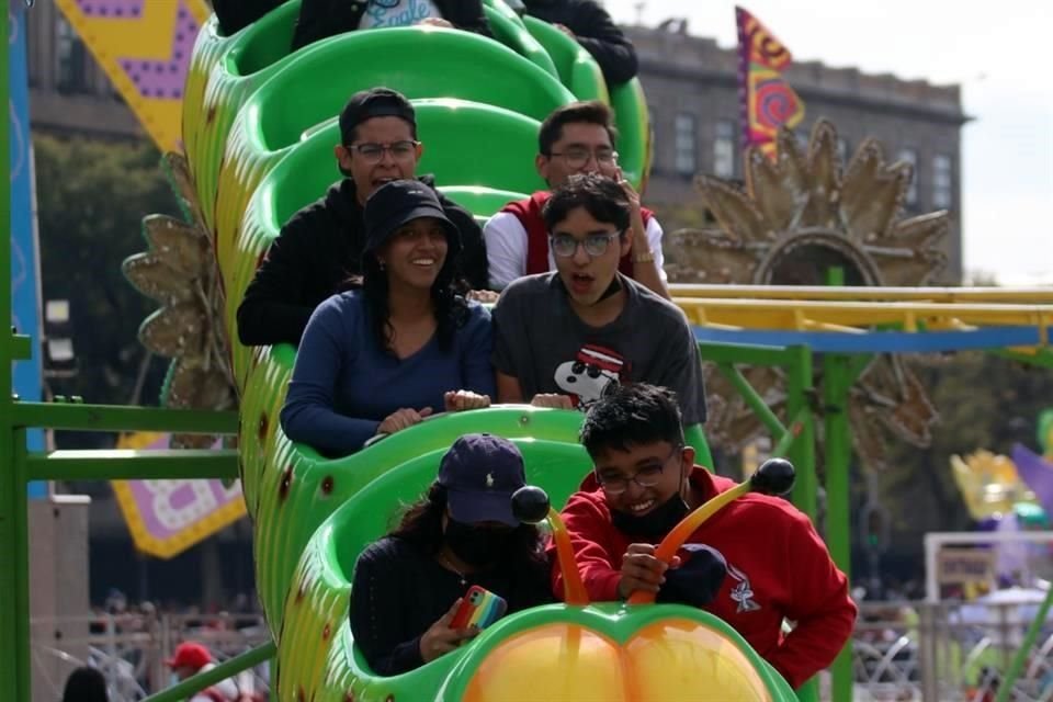 En el último día de la Verbena Navideña del Zócalo, familias esperaron horas para ingresar a los juegos mecánicos y amenidades.