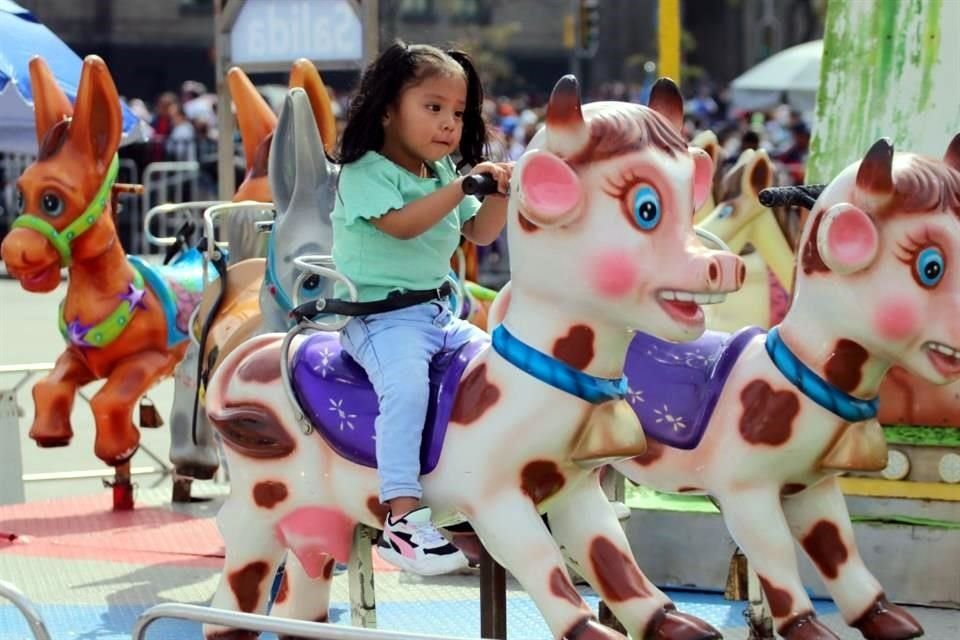 En el último día de la Verbena Navideña del Zócalo, familias esperaron horas para ingresar a los juegos mecánicos y amenidades.