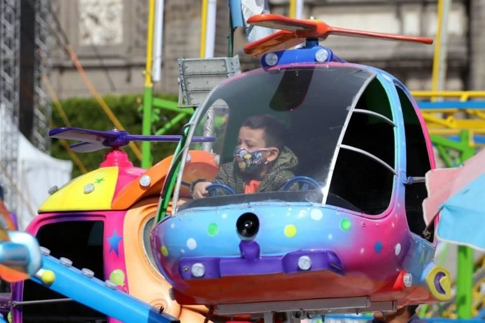 Ya sea por las vacaciones o para distraerse, decenas de visitantes se dieron cita para disfrutar de la verbena en el Zócalo.