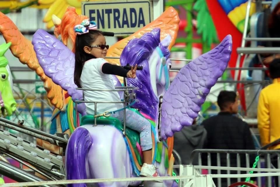 Ya sea por las vacaciones o para distraerse, decenas de visitantes se dieron cita para disfrutar de la verbena en el Zócalo.