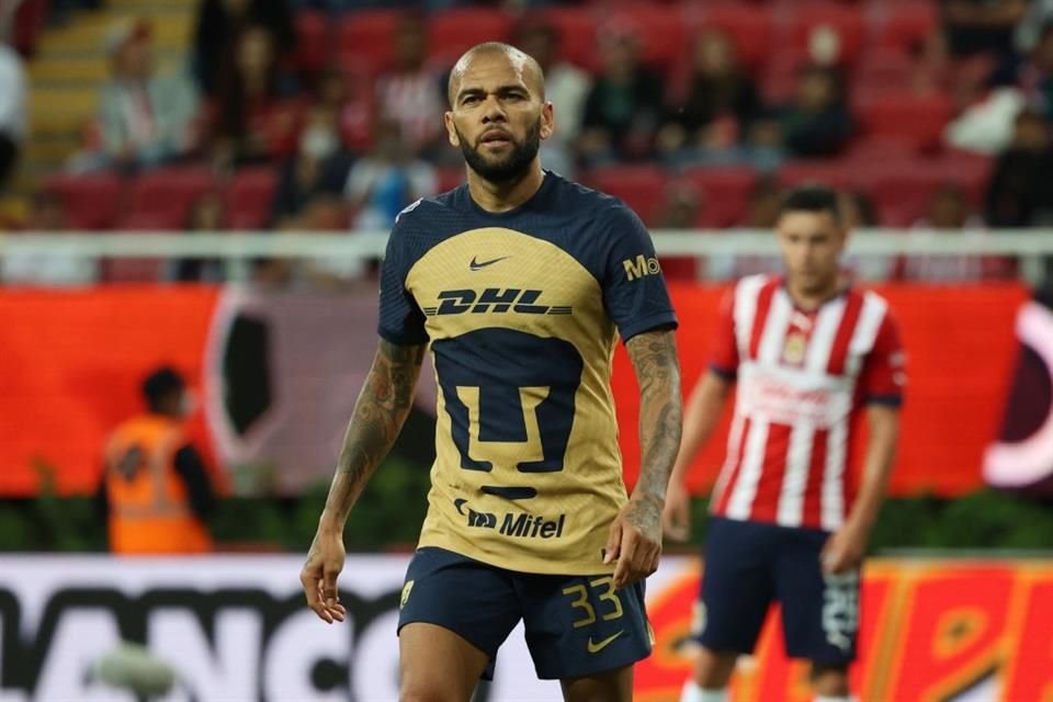 Dani Alves tiene 6 meses de contrato pero no se ha reportado con Pumas.