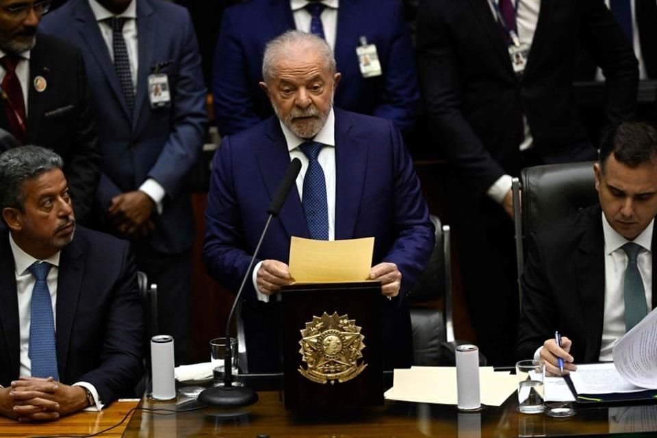 Lula da Silva pronuncia un discurso después de tomar juramento durante su ceremonia de toma de posesión en el Congreso Nacional en Brasilia.