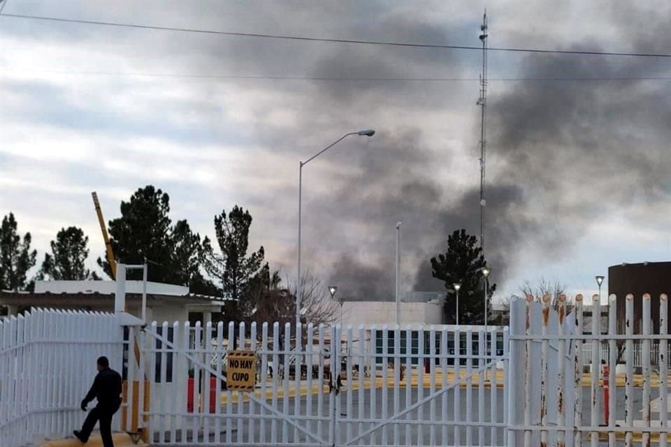 Al menos 17 muertos y 30 reos evadidos dejó la incursión de un grupo criminal en un penal de Ciudad Juárez, Chihuahua, dijeron autoridades.