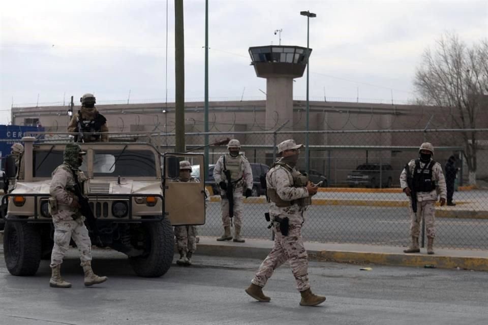 Elementos federales acudieron en apoyo de las autoridades penitenciarias de Chihuahua, tras el motín al interior del penal de Ciudad Juárez.