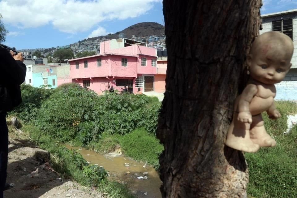 Vecinos de la Colonia La Cruz Tulpetlac encontraron esta mañana a un hombre de la tercera edad que flotaba en un caudal de aguas residuales.