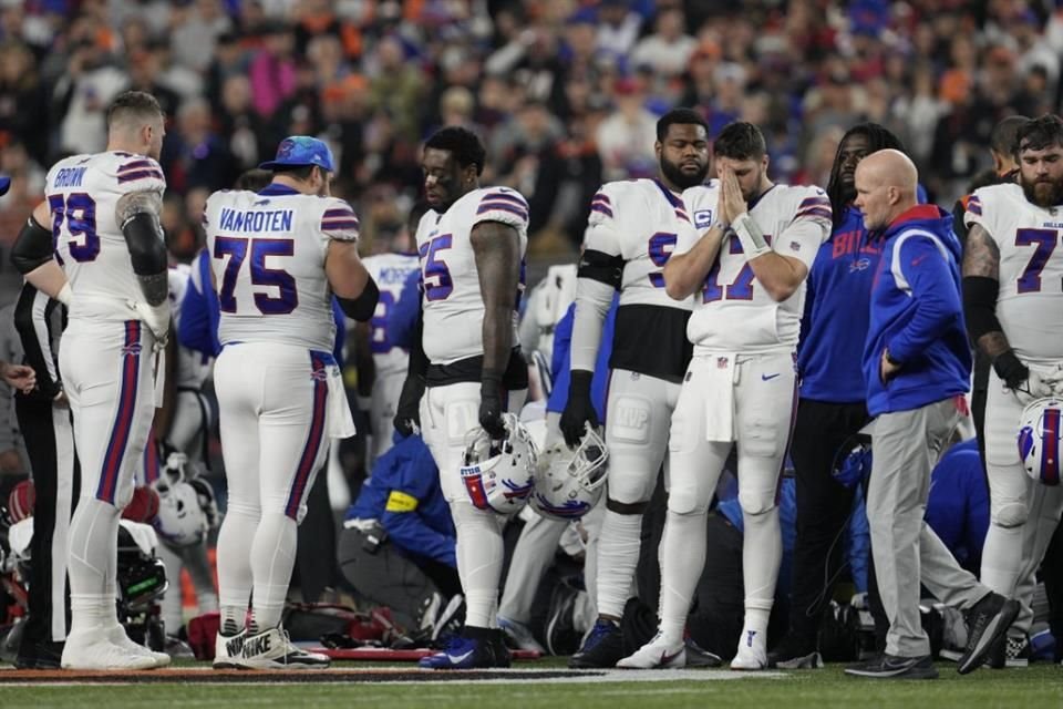 Jugadores de los Bills consternados por el momento.