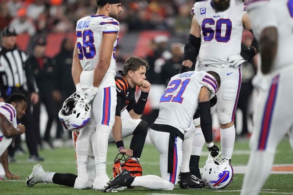 Joe Burrow, QB de Bengals, durante el momento en el que reanimaban a Hamlin.