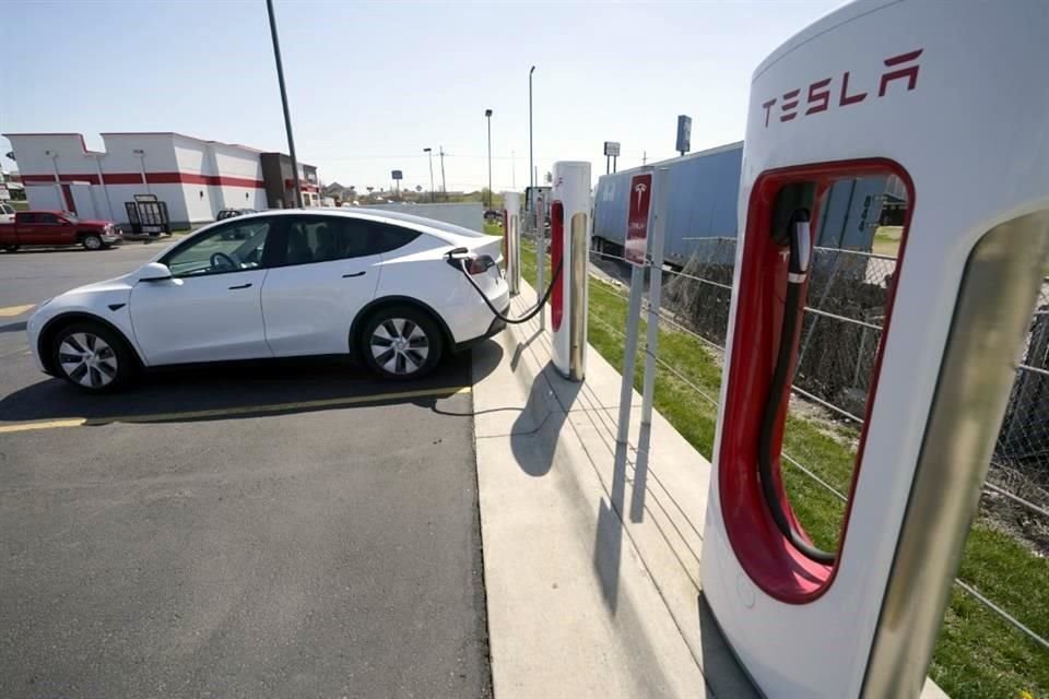 Regulador de Corea del Sur dijo que Tesla tampoco informó a los compradores que 'el rendimiento de carga varía mucho en función del tipo de supercargador, la temperatura exterior y el estado de carga de la batería'.