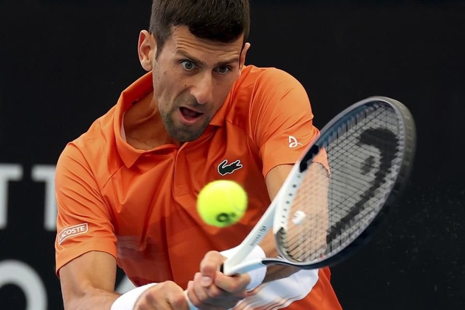 El serbio Novak Djokovic devuelve la pelota al francés Constant Lestienne durante su partido en el torneo Adelaide International.